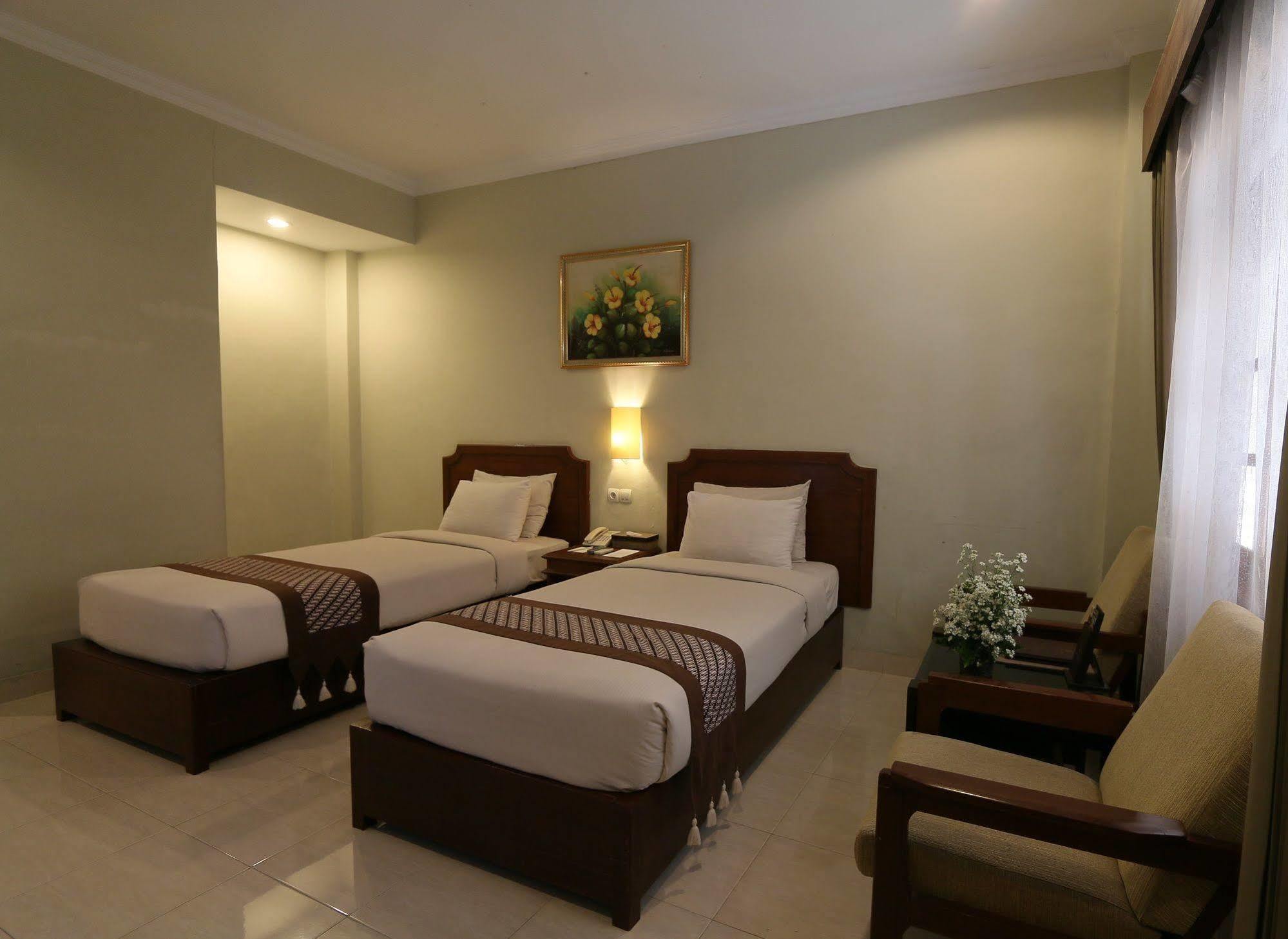 Cakra Kembang Hotel Kejayan Exterior foto